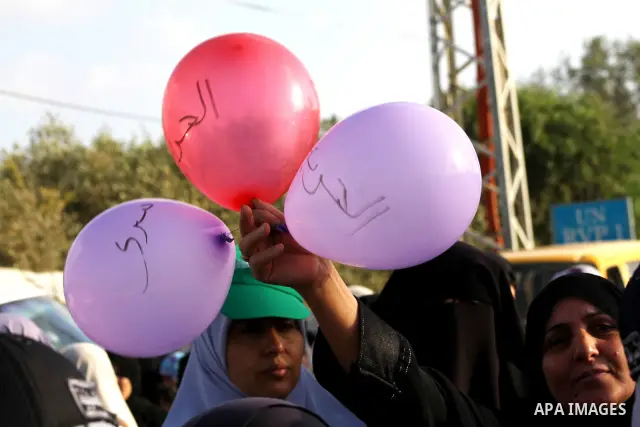 Palestinians participate in a demonstration calling for the release of Palestinian prisoners jailed in Israel, near Erez border crossing between Israel and the northern Gaza Strip, on April 19, 2012. Photo by Ashraf Amra