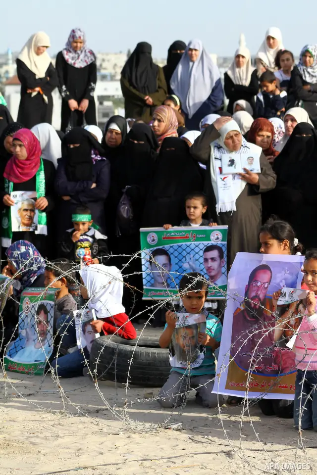 Palestinians participate in a demonstration calling for the release of Palestinian prisoners jailed in Israel, near Erez border crossing between Israel and the northern Gaza Strip, on April 19, 2012. Photo by Ashraf Amra