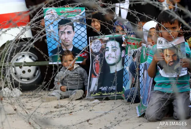 Palestinians participate in a demonstration calling for the release of Palestinian prisoners jailed in Israel, near Erez border crossing between Israel and the northern Gaza Strip, on April 19, 2012. Photo by Ashraf Amra