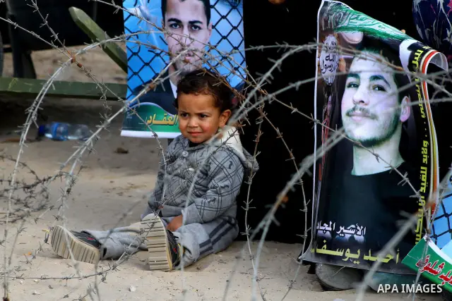 Palestinians participate in a demonstration calling for the release of Palestinian prisoners jailed in Israel, near Erez border crossing between Israel and the northern Gaza Strip, on April 19, 2012. Photo by Ashraf Amra