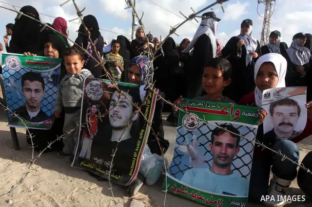 Palestinians participate in a demonstration calling for the release of Palestinian prisoners jailed in Israel, near Erez border crossing between Israel and the northern Gaza Strip, on April 19, 2012. Photo by Ashraf Amra