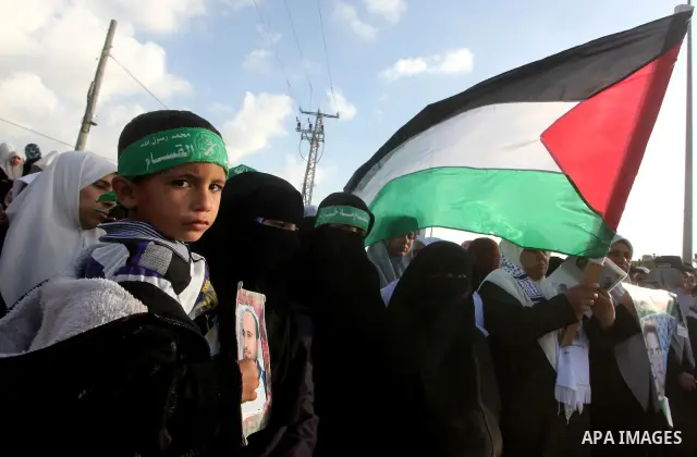 Palestinians participate in a demonstration calling for the release of Palestinian prisoners jailed in Israel, near Erez border crossing between Israel and the northern Gaza Strip, on April 19, 2012. Photo by Ashraf Amra