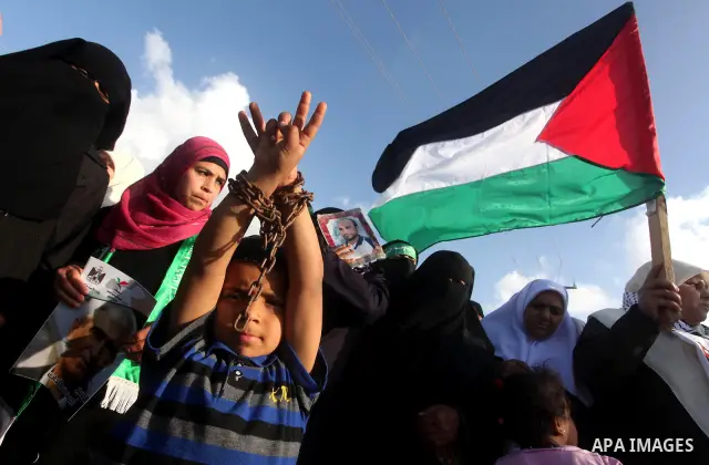 Palestinians participate in a demonstration calling for the release of Palestinian prisoners jailed in Israel, near Erez border crossing between Israel and the northern Gaza Strip, on April 19, 2012. Photo by Ashraf Amra