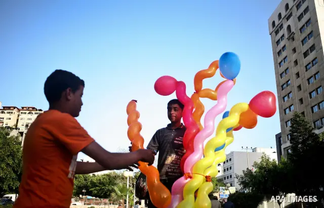 Palestinian children play in a garden in Gaza city, 23 April 2012. With high rates of unemployment in Gaza strip. Photo by Ali Jadallah
