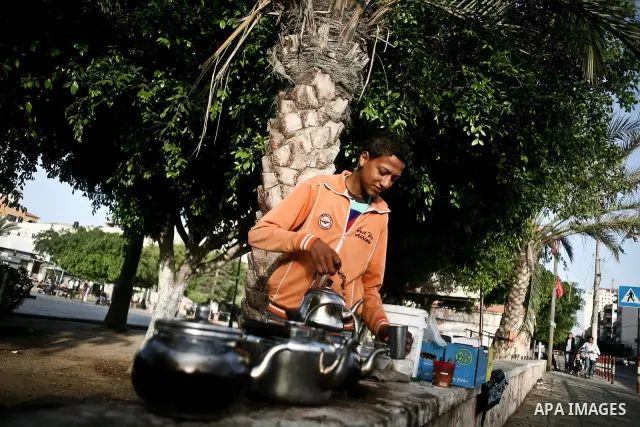 A Palestinian vendor sells drinks in a garden in Gaza city, 23 April 2012. With high rates of unemployment in Gaza strip. Photo by Ali Jadallah