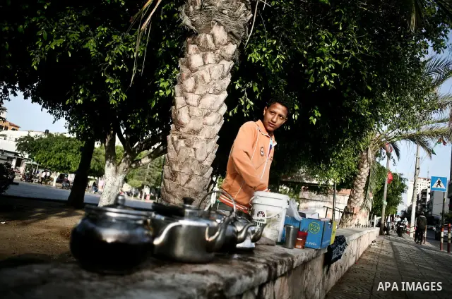 A Palestinian vendor sells drinks in a garden in Gaza city, 23 April 2012. With high rates of unemployment in Gaza strip. Photo by Ali Jadallah
