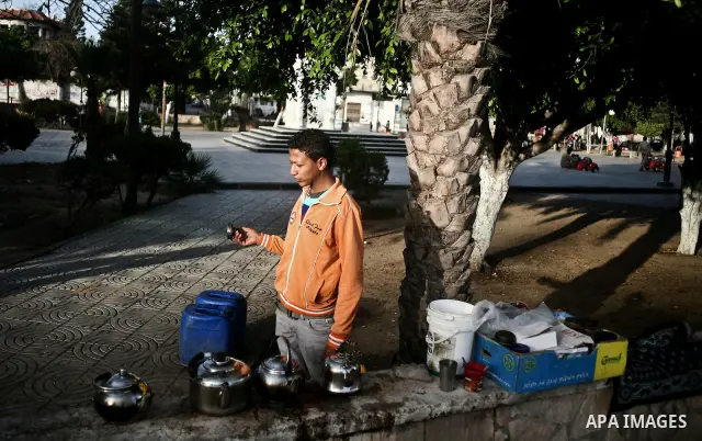 A Palestinian vendor sells drinks in a garden in Gaza city, 23 April 2012. With high rates of unemployment in Gaza strip. Photo by Ali Jadallah