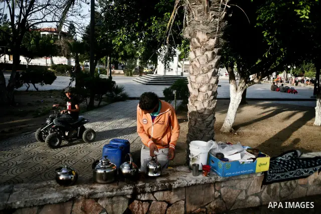 A Palestinian vendor sells drinks in a garden in Gaza city, 23 April 2012. With high rates of unemployment in Gaza strip. Photo by Ali Jadallah