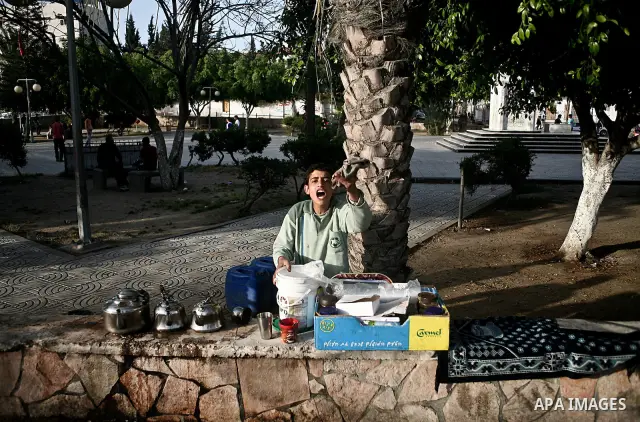 A Palestinian vendor sells drinks in a garden in Gaza city, 23 April 2012. With high rates of unemployment in Gaza strip. Photo by Ali Jadallah