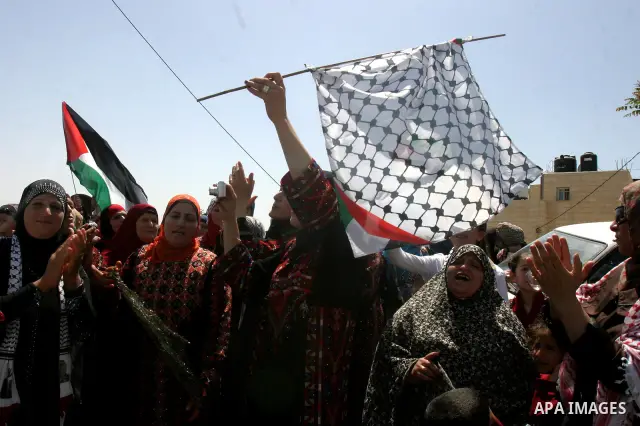 Palestinians celebrate the release of Tawfiq Iwisaat following his release from Israeli jail after 18 years of imprisonment in the Arab east Jerusalem neighbourhood of Jabal Mukaber on April 25, 2012. Photo by Mahfouz Ab...