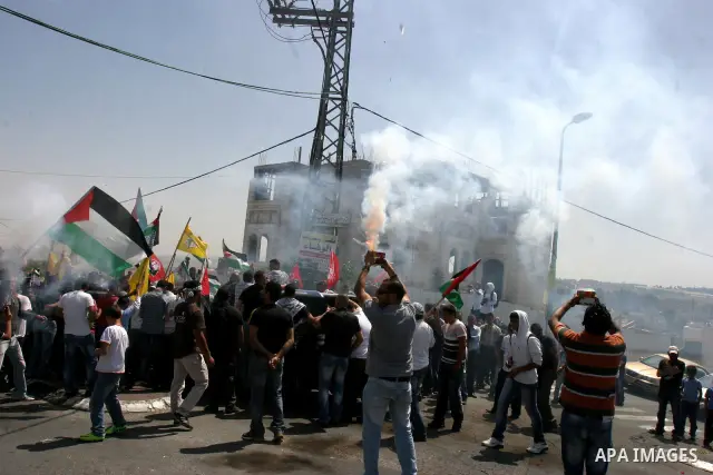 Palestinians celebrate the release of Tawfiq Iwisaat following his release from Israeli jail after 18 years of imprisonment in the Arab east Jerusalem neighbourhood of Jabal Mukaber on April 25, 2012. Photo by Mahfouz Ab...