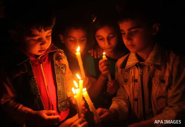 Palestinian children light candles during a rally in Gaza City to show solidarity with Palestinian prisoners held in Israeli jails, April 28, 2012. Human rights groups say up to 2,000 prisoners have joined an open-ended...