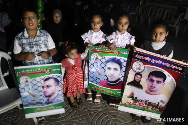 Palestinian children light candles during a rally in Gaza City to show solidarity with Palestinian prisoners held in Israeli jails, April 28, 2012. Human rights groups say up to 2,000 prisoners have joined an open-ended...