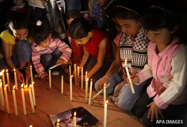 Palestinian children light candles during a rally in Gaza City to show solidarity with Palestinian prisoners held in Israeli jails, April 28, 2012. Human rights groups say up to 2,000 prisoners have joined an open-ended...
