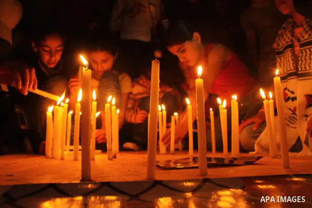 Palestinian children light candles during a rally in Gaza City to show solidarity with Palestinian prisoners held in Israeli jails, April 28, 2012. Human rights groups say up to 2,000 prisoners have joined an open-ended...