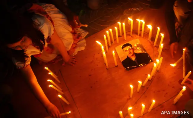 Palestinian children light candles during a rally in Gaza City to show solidarity with Palestinian prisoners held in Israeli jails, April 28, 2012. Human rights groups say up to 2,000 prisoners have joined an open-ended...