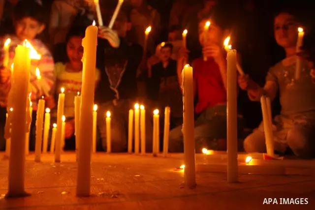 Palestinian children light candles during a rally in Gaza City to show solidarity with Palestinian prisoners held in Israeli jails, April 28, 2012. Human rights groups say up to 2,000 prisoners have joined an open-ended...