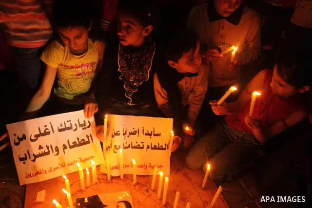 Palestinian children light candles during a rally in Gaza City to show solidarity with Palestinian prisoners held in Israeli jails, April 28, 2012. Human rights groups say up to 2,000 prisoners have joined an open-ended...