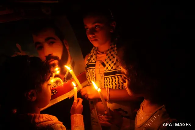 Palestinian children light candles during a rally in Gaza City to show solidarity with Palestinian prisoners held in Israeli jails, April 28, 2012. Human rights groups say up to 2,000 prisoners have joined an open-ended...