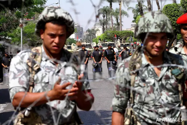 Egyptian soldiers standing guard outside the defence ministry in the Abbassiya district of Cairo on April 29, 2012 during a demonstartion against the interim military leadership. The first round of post-revolution presid...