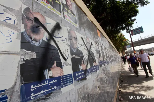 Egyptian protesters march back to the Ministry of Defense after battling thugs in the nearby streets of the Abasseya neighborhood of Cairo for several hours on Sunday, April 29, 2012. The army had mover back their securi...