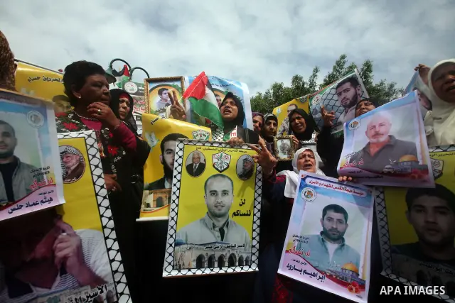 Palestinians attend a rally to show solidarity with Palestinians prisoners held in Israeli jails, in Gaza City, April 30, 2012. Human rights groups say up to 2,000 prisoners have joined an open-ended hunger strike to pro...