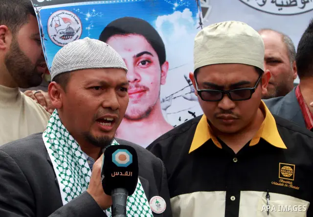 Malaysian delegation official speaks during a demonstration for the release of Palestinian prisoners held in Israeli jails in Gaza City on April 30, 2012. At least 1,350 Palestinian prisoners being held in Israel are obs...