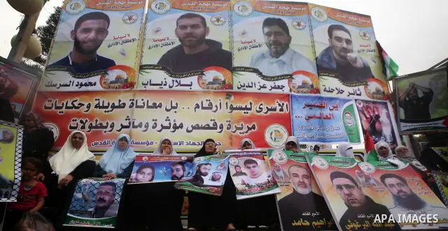 Palestinians attend a rally to show solidarity with Palestinians prisoners held in Israeli jails, in Gaza City, April 30, 2012. Human rights groups say up to 2,000 prisoners have joined an open-ended hunger strike to pro...