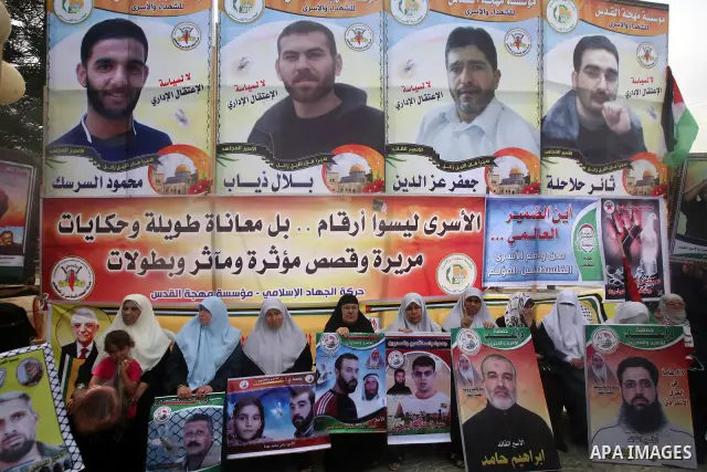 Palestinians attend a rally to show solidarity with Palestinians prisoners held in Israeli jails, in Gaza City, April 30, 2012. Human rights groups say up to 2,000 prisoners have joined an open-ended hunger strike to pro...