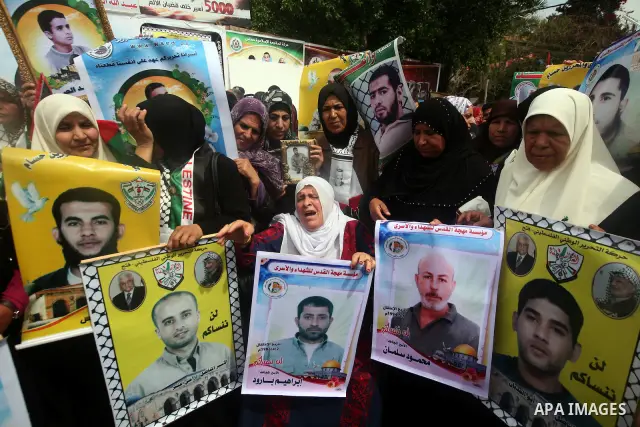 Palestinians attend a rally to show solidarity with Palestinians prisoners held in Israeli jails, in Gaza City, April 30, 2012. Human rights groups say up to 2,000 prisoners have joined an open-ended hunger strike to pro...