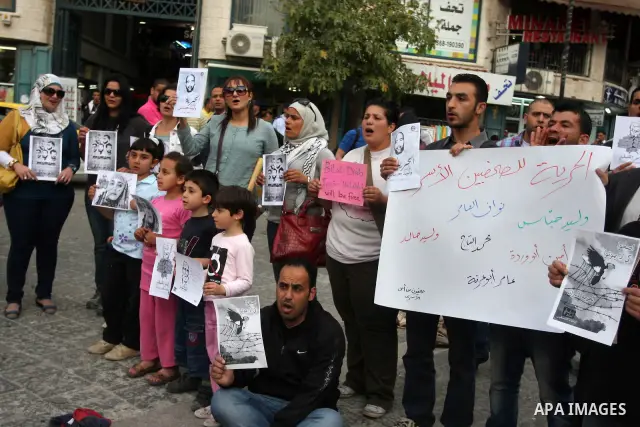 Palestinian journalists hold up banners and portraits of a prisoners jailed in Israel,during a rally in solidarity with prisoners in Israeli jails, in the West Bank city of Ramallah, April 29, 2012.Over the past week, ov...