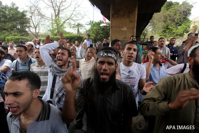 Egyptian Protesters shout slogans against military rulers in front of Egyptian military police standing guard near the Ministry of Defense in the Abbassiya district of Cairo April 30, 2012. Protesters continued their sit...