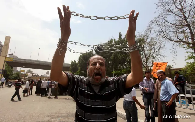 Egyptian Protesters shout slogans against military rulers in front of Egyptian military police standing guard near the Ministry of Defense in the Abbassiya district of Cairo April 30, 2012. Protesters continued their sit...