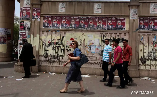 Egyptian Protesters walk near the Ministry of Defense in the Abbassiya district of Cairo April 30, 2012. Protesters continued their sit-in on April 30 after they were attacked two days earlier, which resulted in the deat...