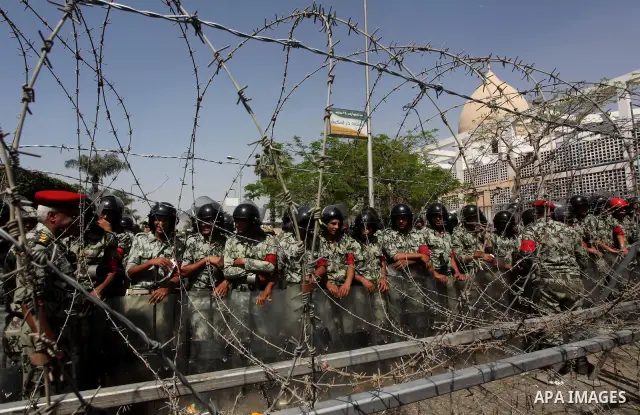 Egyptian soldiers stand guard outside the defence ministry in the Abbassiya district of Cairo, Egypt, 30 April 2012. Protesters continue their sit-in on 30 April after having been attacked two days earlier, which resulte...
