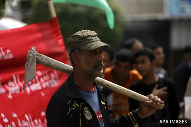 Palestinian volunteers cleaning the streets to mark "workers' Day" in Rafah town In Gaza Strip, on May 01, 2012. Photo by Eyad Al Baba