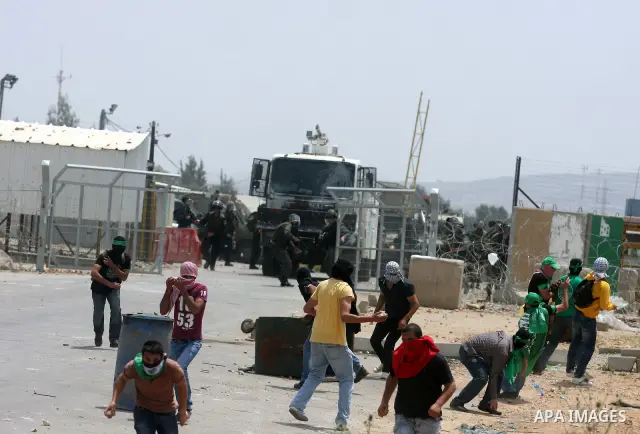 Palestinians throw stones at Israeli soldiers during clashes next to the Israeli military prison of Ofer, near Beitunia, West Bank, 02 May 2012. The protesters were protesting in solidarity with the Palestinian prisoners...