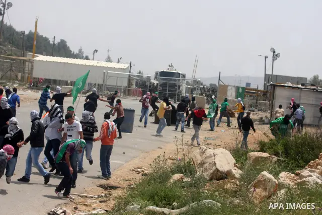 Palestinians throw stones at Israeli soldiers during clashes next to the Israeli military prison of Ofer, near Beitunia, West Bank, 02 May 2012. The protesters were protesting in solidarity with the Palestinian prisoners...
