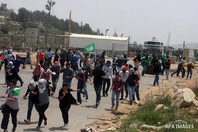 Palestinians throw stones at Israeli soldiers during clashes next to the Israeli military prison of Ofer, near Beitunia, West Bank, 02 May 2012. The protesters were protesting in solidarity with the Palestinian prisoners...