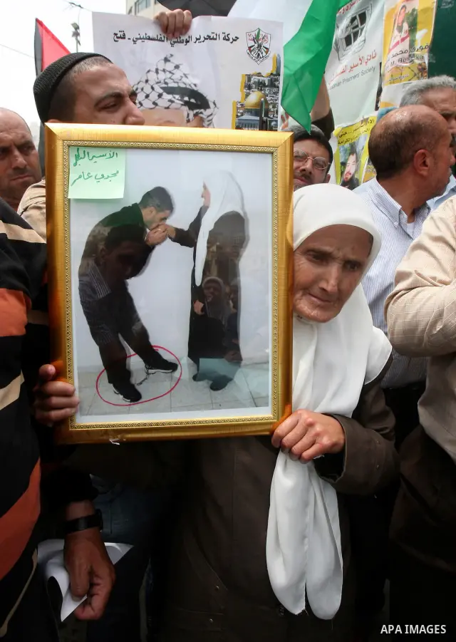 Palestinian woman holds a picture of prisoners jailed in Israel during a rally in solidarity with Palestinian prisoners in Israeli jails, in the West Bank city of Nablus, 03 May, 2012. Over 1,350 Palestinian prisoners ha...