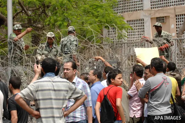 May 4, 2012 - Cairo, Egypt - Egyptian soldiers deploy extra razor wire to protect the Ministry of Defense ahead of the 'Final Friday' marches planned for May 4, 2012 in the Abasseya neighborhood of Cairo. The 'Final Frid...