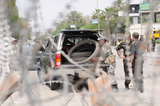 May 4, 2012 - Cairo, Egypt - Egyptian soldiers deploy extra razor wire to protect the Ministry of Defense ahead of the 'Final Friday' marches planned for May 4, 2012 in the Abasseya neighborhood of Cairo. The 'Final Frid...
