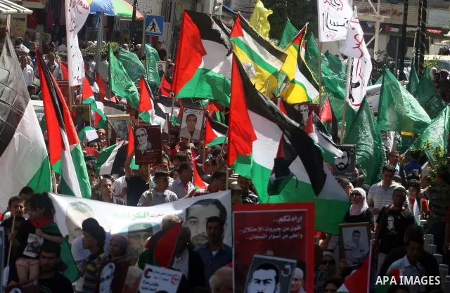 Palestinians take part in a rally in support of Palestinian prisoners holding a hunger strike in Israeli prisons, in the West Bank city of Ramallah May 5, 2012. Photo by Issam Rimawi