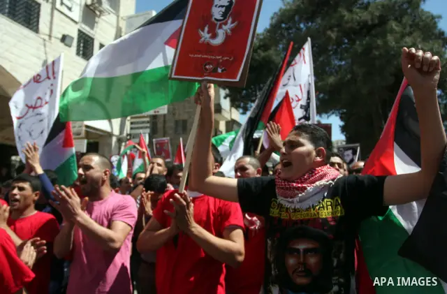 Palestinians take part in a rally in support of Palestinian prisoners holding a hunger strike in Israeli prisons, in the West Bank city of Ramallah May 5, 2012. Photo by Issam Rimawi