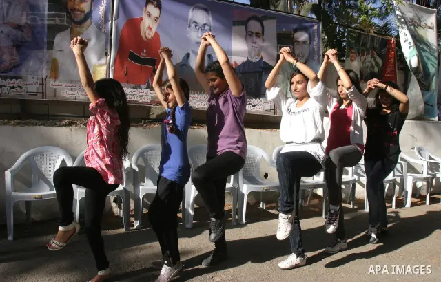 Palestinian protesters rally in east Jerusalem on May 6, 2012 to demand the release of Palestinian prisoners in Israeli prisons, many of whom are currently on hunger strike. At least 1,550 Palestinian prisoners are now o...