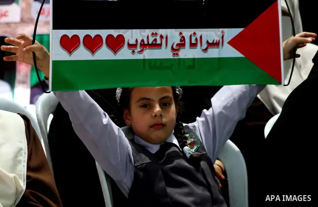 A Palestinian girl attends a rally in Gaza City, to show solidarity with Palestinian prisoners held in Israeli jails on May 7, 2012. At least 1,550 Palestinian prisoners are refusing food in Israeli jails in a protest ag...
