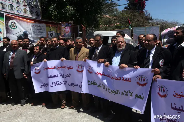Palestinians participate in a rally supporting Palestinian inmates on hunger strike since mid-April 2012, in Gaza City, May 7, 2012. A Palestinian rights group said recently that half of about 5,000 Palestinian prisoners...