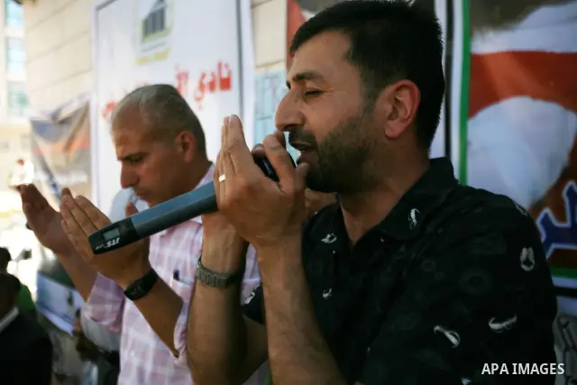 Palestinians participate in a rally supporting Palestinian inmates on hunger strike since mid-April 2012, in the West Bank City of Hebron, May 7, 2012. A Palestinian rights group said recently that half of about 5,000 Pa...