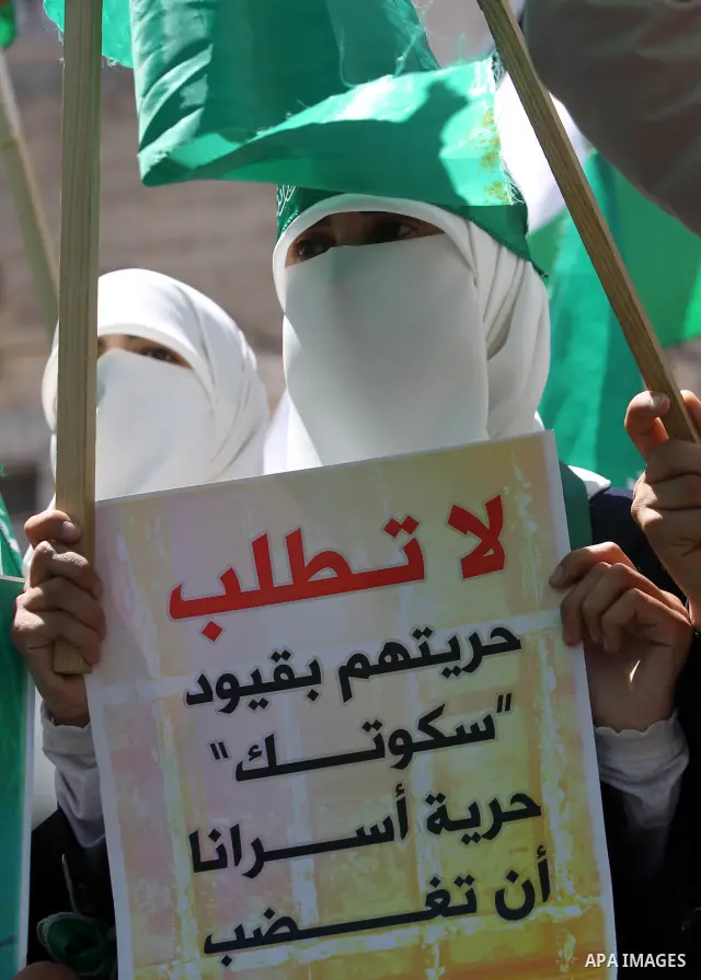 Palestinians participate in a rally supporting Palestinian inmates on hunger strike since mid-April 2012, in the West Bank City of Hebron, May 7, 2012. A Palestinian rights group said recently that half of about 5,000 Pa...