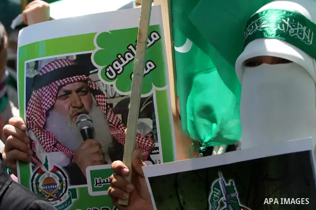 Palestinians participate in a rally supporting Palestinian inmates on hunger strike since mid-April 2012, in the West Bank City of Hebron, May 7, 2012. A Palestinian rights group said recently that half of about 5,000 Pa...